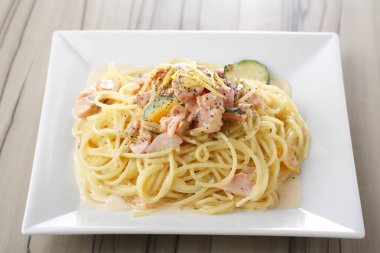 Makarna beyaz masaya yakın 