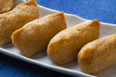 Kızarmış tofunun içine sarılmış pirinç topları.