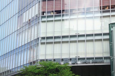 şehirde pencereleri ile modern bina 