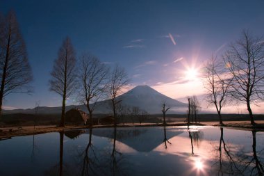 Gün batımında Fuji Dağı 'nın güzel manzarası