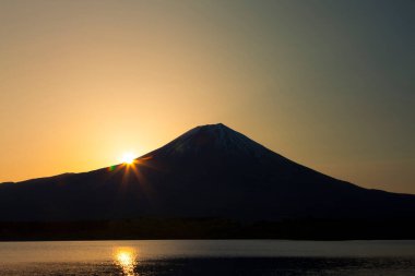 Japonya 'daki Fuji Dağı' nın üzerinde güzel bir gün batımı