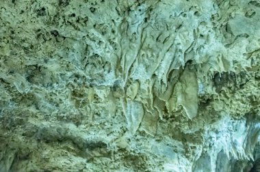 Sakin doğa sahnesine karşı nefes kesici mağaralar ve oluşumlar