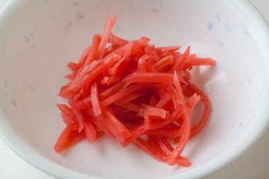 Beyaz kasede kırmızı turşulu zencefil