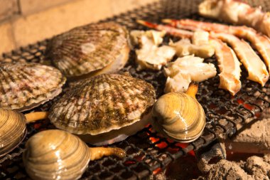 Deniz tarağı ve istiridye de dahil taze deniz ürünleri pişiriyorum.