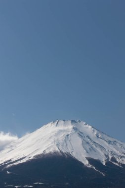 Güzel kar tepeli Fuji dağı kışın