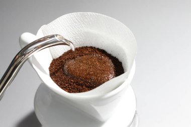 Odaklı hunide öğütülmüş kahveyle filtreyi doldur. Damlatma filtresi kahve demliyor. 