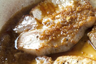 Kızarmış domuz etinin yakın görüntüsü