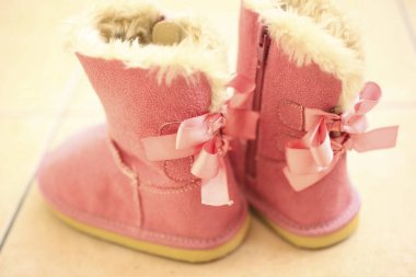 Pembe çirkin botlar yerde.