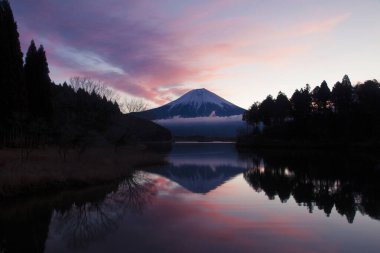 Gün batımında Fuji Dağı 'nın güzel manzarası