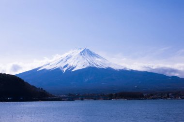 Japonya 'da gölü olan Fuji Dağı' nın güzel manzarası