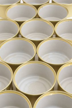 Yüzeydeki birçok beyaz seramik kasenin dikey görüntüsü. 