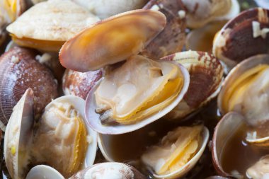 Maydanoz ile haşlanmış midye 