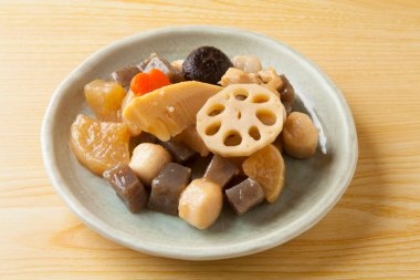 Kore yemekleri kızarmış kalamar, goji ezmesi, bulgogi, çekik göz