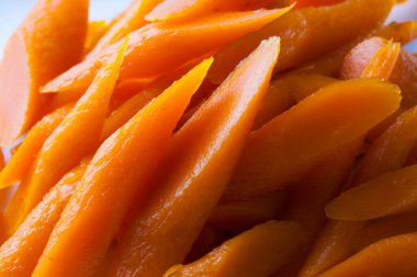 Beyaz tabakta taze havuç dilimleri