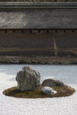 Ryan-ji 'deki ünlü kaya bahçesi, Kyoto, Japonya' daki bir Zen tapınağı.