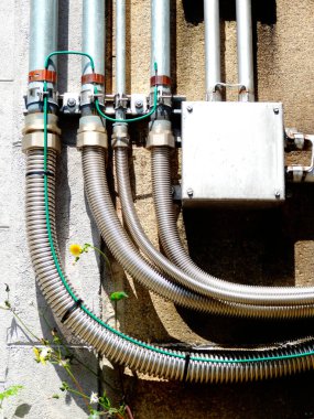 Metal borular ve elektrik bağlantı kutusunu dışarıya bağlayan esnek kanallar.