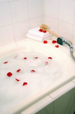 Gül yapraklarıyla banyo manzarası