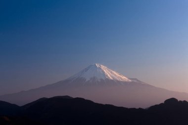Japonya 'da güzel kar tepeli Fuji dağı. Seyahat kavramı