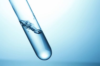 Mavi arka planda laboratuvar camları var. Laboratuvarda kimyasal test, bilim konsepti                            