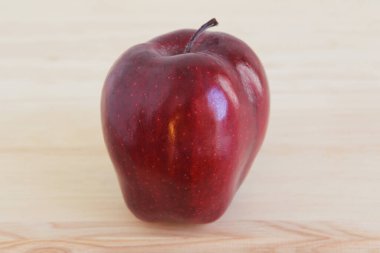 Tahta masada taze olgun organik elmanın yakın plan görüntüsü.. 
