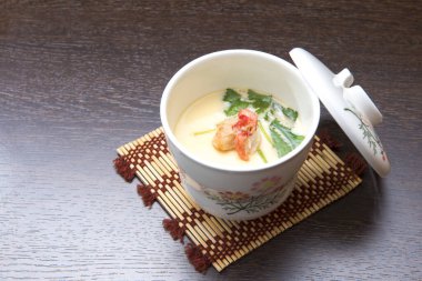 Karides ve sebzeli haşlanmış yumurta kreması.