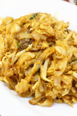 Sebzeli ve yumurtalı ramen.