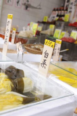 Etiketli çeşitli sebze turşusu