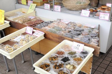 Pazar standında çeşitli paketlenmiş abur cuburlar gösteriliyor