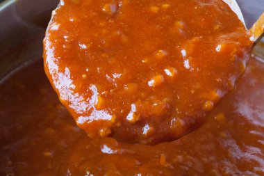 Ev yapımı kırmızı biber sosu.