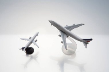 Minyatür oyuncaklar: Uçan iki uçağın modeli