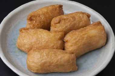 Kızarmış tofunun içine sarılmış pirinç topları.