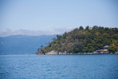 Doğada deniz ve dağların güzel manzarası
