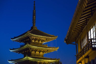 Büyüleyici antik bir Japon tapınağının manzaralı görüntüsü.