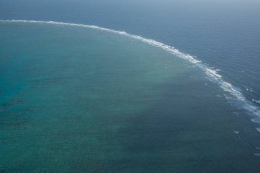 güzel turkuaz deniz su yüzeyinin havadan görünüşü       