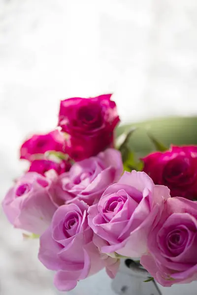 Strauß Schöner Rosa Und Roter Rosen Nahaufnahme — Stockfoto