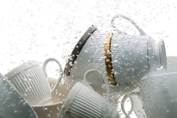 Nahaufnahme Von Tassen Die Wasser Gewaschen Werden — Stockfoto