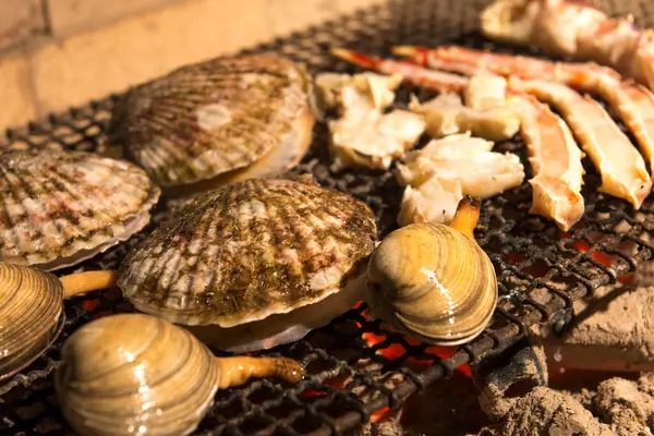 Deniz tarağı ve istiridye de dahil taze deniz ürünleri pişiriyorum.