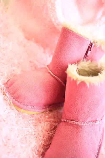 Розовые Сапоги Уютном Пушистом Одеяле — стоковое фото