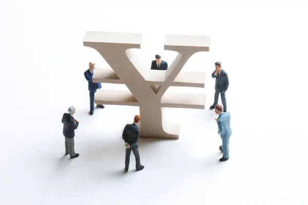 Miniature Figures Businessmen Standing Wooden Yen Sign — Stock Photo, Image