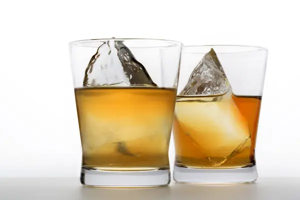Vasos Con Bebidas Alcohólicas Cubitos Hielo Sobre Fondo Blanco — Foto de Stock
