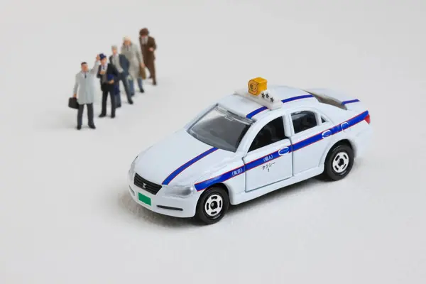Pessoas Miniatura Fila Espera Táxi Carro — Fotografia de Stock