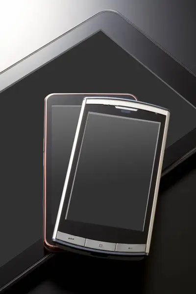 Close Upweergave Van Verschillende Moderne Smartphones Digitale Tablets Grijze Achtergrond — Stockfoto