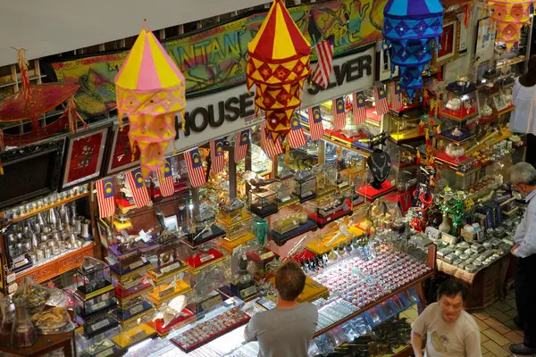 İnsanlar Hong Kong 'daki sokak pazarından alışveriş yapıyor.