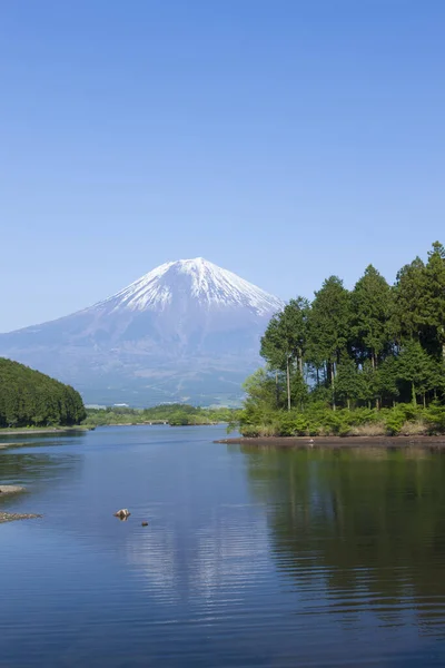 美しい富士山と川 トラベルコンセプト — ストック写真