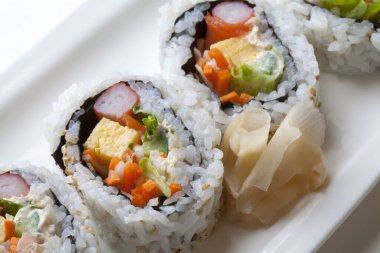 Suşi tabakta yuvarlanıyor, Asya yemekleri 