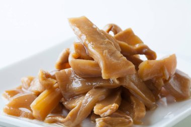 Çin usulü, beyaz arka planda pişirilmiş mantar.