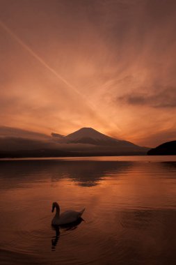 Fuji Dağı ve göl üzerinde güzel bir gün batımı