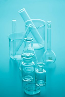 Mavi arka planda laboratuvar camları var. Laboratuvarda kimyasal test, bilim konsepti                            