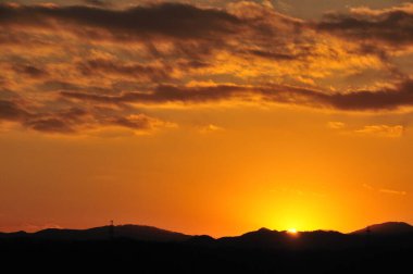 günbatımı gökyüzü güneş ve bulutlarla