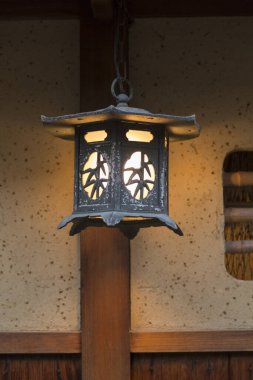 Antik Japon tapınağının geleneksel fenerinin detaylı yakın çekimi